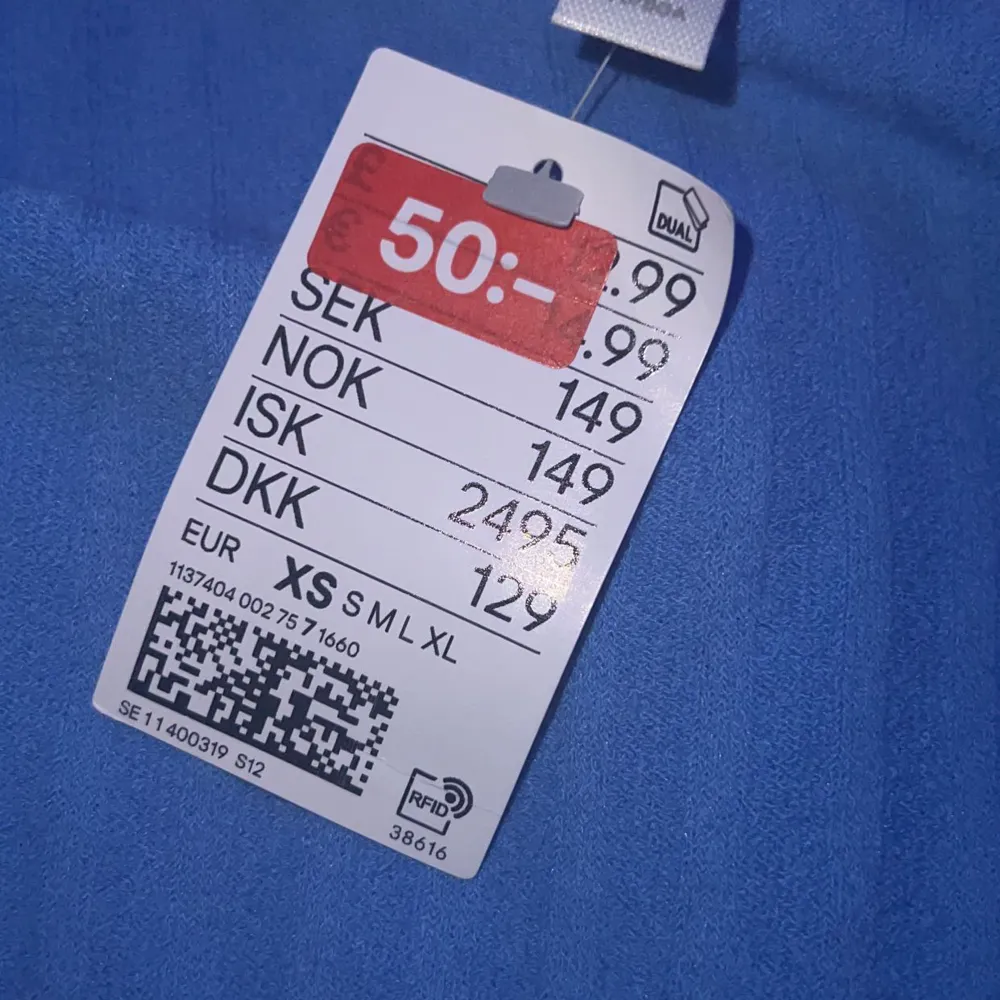 en tröja som ej är använd, har även lappen kvar på sig. Den är i nyskick💕 köparen står för frakt.. Tröjor & Koftor.