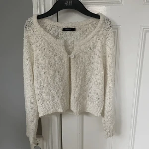 Stickad kofta - Säljer denna jätte gulliga kofta! Den är gjord av ett mjukt värmande material, den har en knapp längst upp vilket är en väldigt fin detalj! Köpt från sellpy, jätte bra skick men den var lite liten för mig så säljer vidare💕🫶🏼