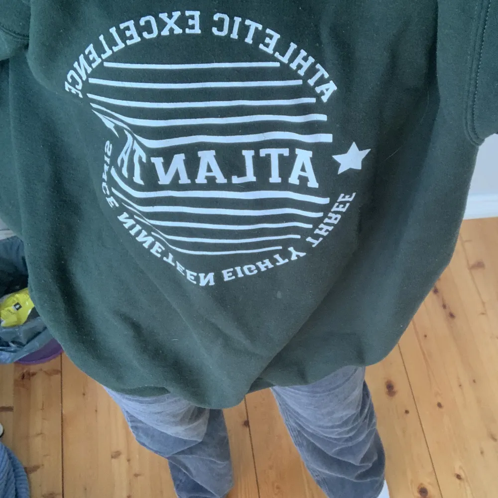 Jätteskön mörkgrön sweatshirt i storlek M. Tröjor & Koftor.