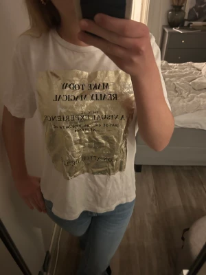 Cool T-shirt Zara - T-shirt med snyggt tryck från zara!