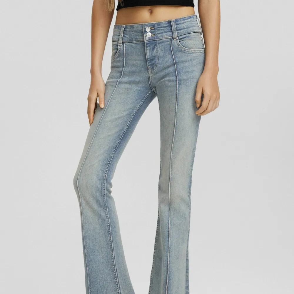 (Slutsålda på hemsidan) Skit coola low waist bootcut jeans! Sitter jätte snyggt, men säljer då jag har för många jeans. Helt nya och oanvända 💯. Jeans & Byxor.