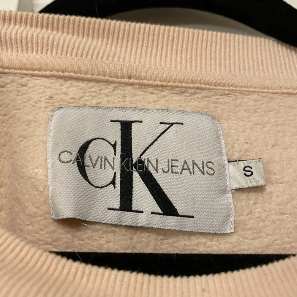 Sweatshirt från Calvin Klein som endast är använd ett fåtal gånger. Säljs på grund av att den inte kommer till användning.. Hoodies.