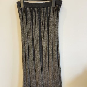 Maxikjol stickad - Guldig långkjol som är lite tjockare, passar perfekt till hösten och jul/nyår! 