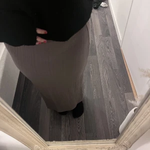 Kjol - Kjol från Gina med slit vid benet, säljer därför den aldrig kommer till användning💓använd fåtal gånger så väldigt fint skick