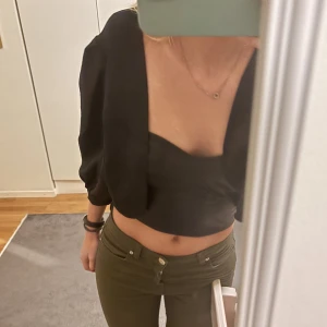 Bolero/kofta - Säljer min bolero så snygg passar till allt väldigt snygg, hör av er vid frågor 💕
