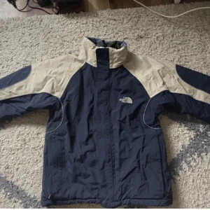 The North Face jacka - En riktigt snygg TNF jacka! Storlek M, läs tagen (barn). Inga defekter. Nice passform med lite kortare armar. Kontakta för fler frågor och intresse. 