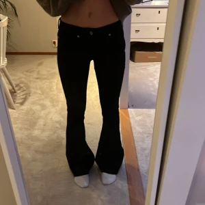 Lågmidjade svarta jeans  - Säljer mina lågmidjade svarta jeans från Dondup, de är helt oanvända . Pris kan diskuteras. Frakten står köparen för 💕💕