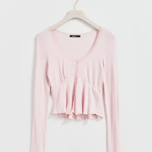 ginatricot tröja rosa - jättesöt tröja använd en gång men känner tyvärr att den inte passar mig🩷 pris kan diskuteras och skriv pm för fler frågor🩷 köp nu och swish går jättebra