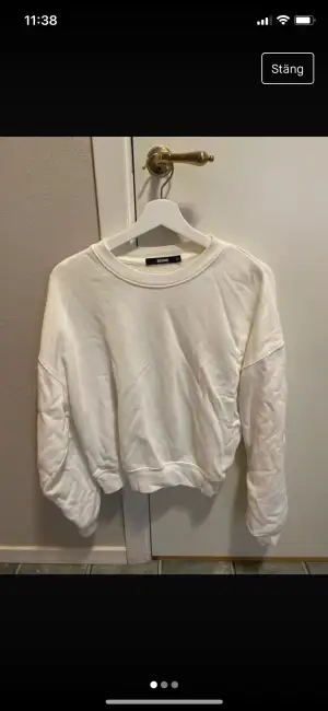 En vit sweatshirt från Bikbok i storlek xs. Aldrig använd!