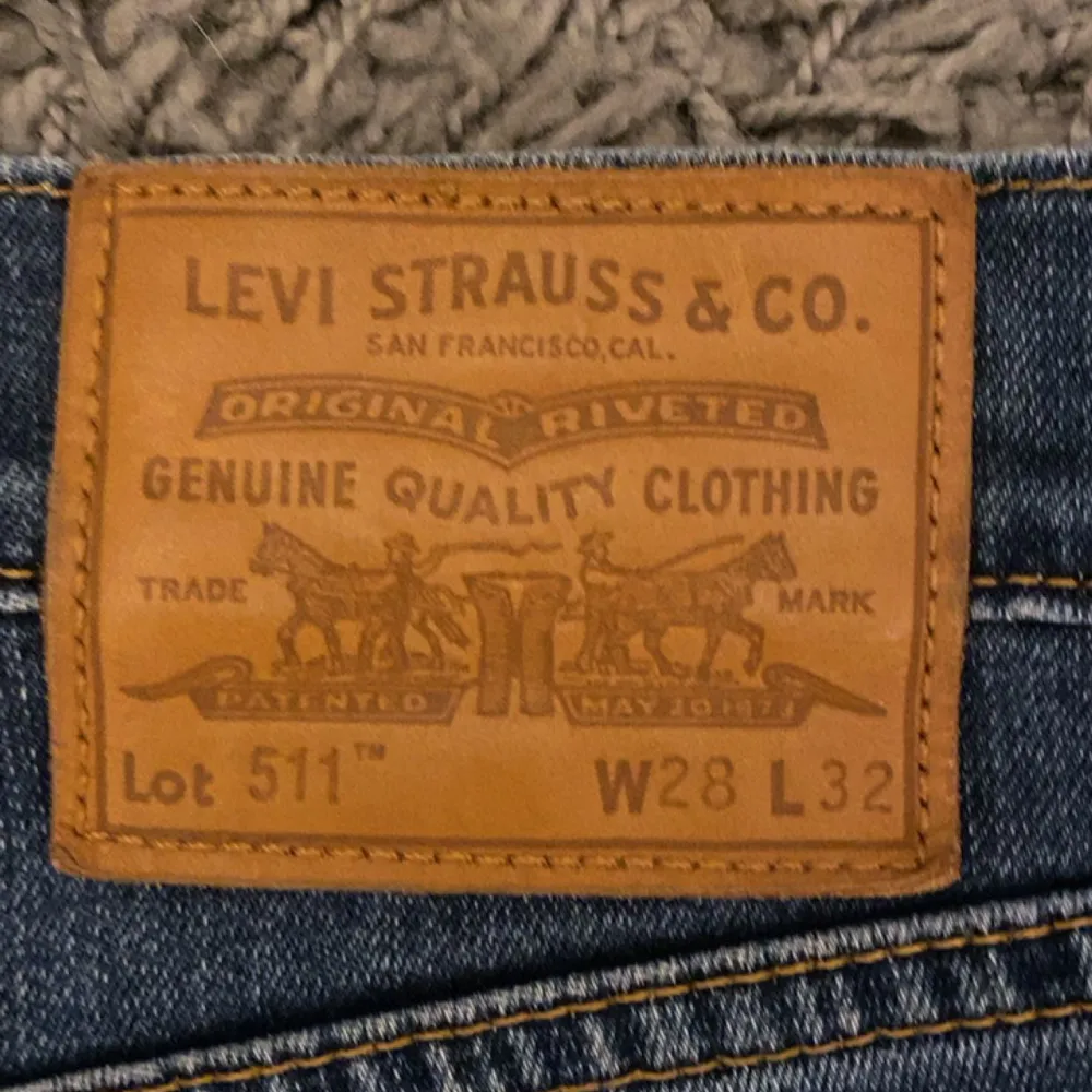 Mörkblå Levis byxor.skicka 9/10.  Kunden lägger bud. Jeans & Byxor.