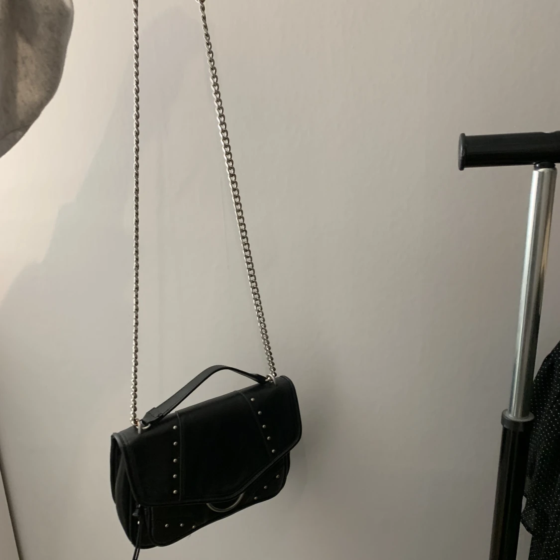 Handväska med nitar - 91