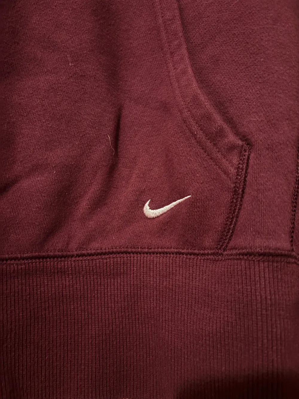Snygg och trendig Nike zip up hoodie i en höstig vinröd färg. Passar till mycket och är i bra skick . Hoodies.
