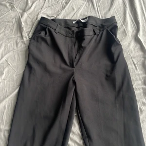 Kostymbyxa  - Svarta stretchiga kostymbyxor i nyskick. Endast använda två gånger. Byxorna är i storlek xs men är väldigt stretchiga, skulle passa någon som har storlek s möjligtvis även m. 