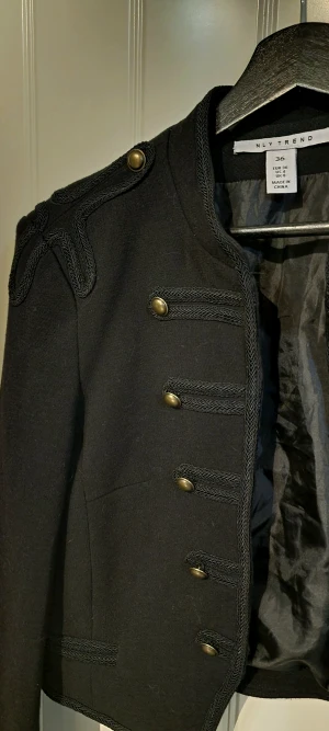 Nelly Kavaj 36 - Använd en gång, så snygg men det blir aldrig av att jag använder den. Så säljer den nu när garderoben behöver rensas.