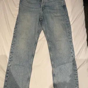 Väldigt fina Jeans från Jack & Jones i mycket bra skick! Modellen är loose/chris och är i storlek 27 30 (se bild)