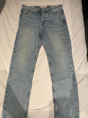 Jeans från Jack & Jones - Väldigt fina Jeans från Jack & Jones i mycket bra skick! Modellen är loose/chris och är i storlek 27 30 (se bild)