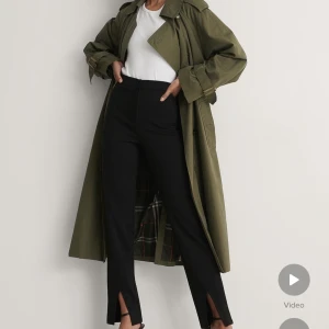 Kostymbyxor med slits - Svarta kostymbyxor i ett mjukt stretchigt material