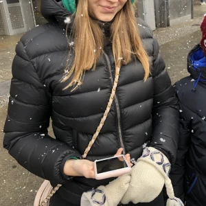 Vinterjacka colmar storlek Medium - Snygg och trendig vinterjacka från colmar, svart på utsidan och mörkgrå på insidan. Mycket varm för vintern och i bra skick! Storlek på jackan är 46, men sitter som en Medium (38-40). Originalpris 5000 kr. 