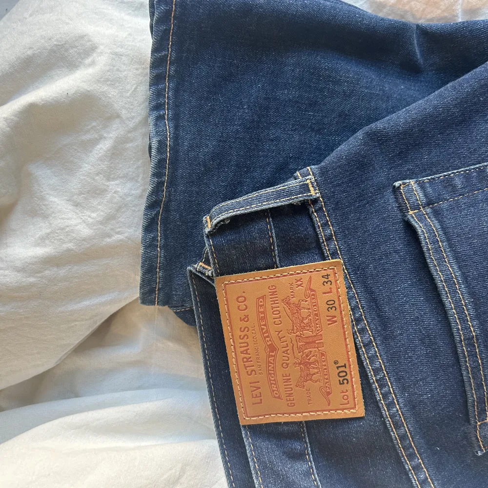 Levis 501 straight jeans i 30/34. Har lite stretch i sig. I väldigt bra skick! Nypris 1099kr.. Jeans & Byxor.