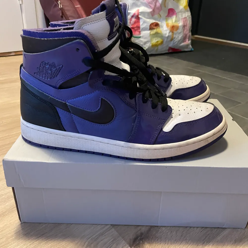 Jordan 1 high zoom air CMFT (purple patent). Köpt för 1 år sen då Nike släppte skorna. Storlek 44. Nypris: 2000kr (198 dollar). Mitt pris: 800kr :). Skor.