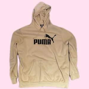 En puma hoodie i storlek L, säljer för den kommer ej till användning
