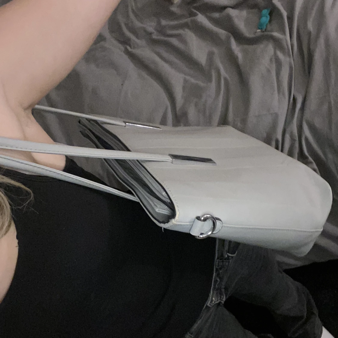 Grå väska med silver detaljer 