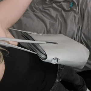 Grå väska med silver detaljer  - Väska med silver detaljer använd antal gånger och har några skönhetsfel  (Som några svarat märken som inte går bort till exempel)