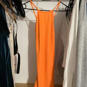 Orange klänning med kors i ryggen stl :S