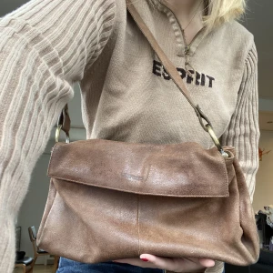 Retro väska! - Säljer denna coola baggy väska💓💓❤️