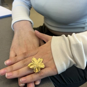 Blomma 2 - Har 4 ringar från by jolima hemma, justerbara och passar alla fingrar🌼🌼