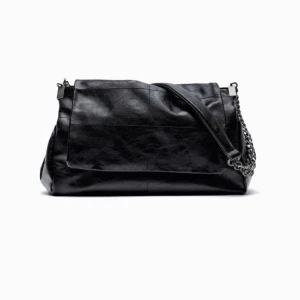 Väska Zara - Jätte fin och rymlig väska ifrån zara, får bara ingen användning för den och använd få gånger, köpt för 400kr nyskick!