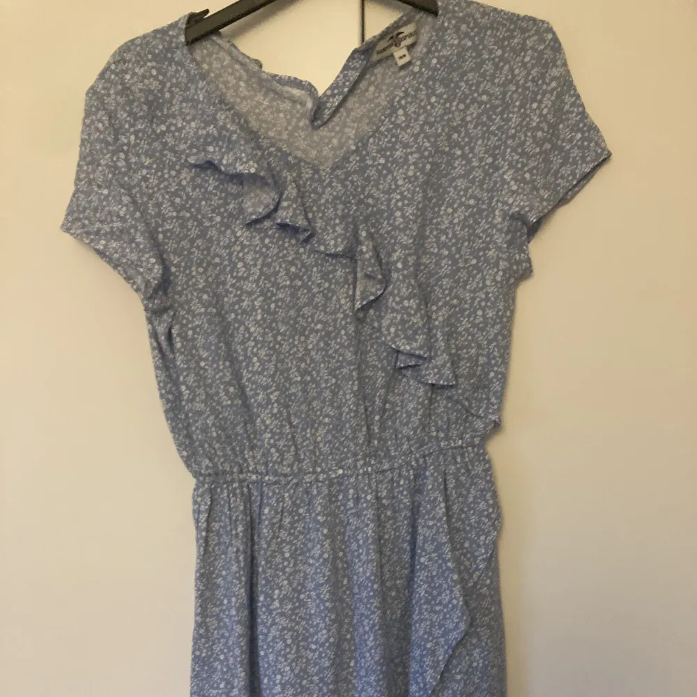 Säljer denna supergulliga klänningen från Kappahl (Hampton republic) 🙌 Perfekt till sommaren, bra att förbereda i tid 😉 Använd endast en gång ❣️Strl 158 men passar som en xs! ❤️. Klänningar.