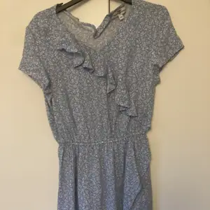 Säljer denna supergulliga klänningen från Kappahl (Hampton republic) 🙌 Perfekt till sommaren, bra att förbereda i tid 😉 Använd endast en gång ❣️Strl 158 men passar som en xs! ❤️