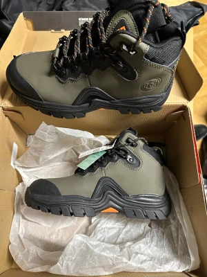 Dc Shoes - Köpt men aldrig kommit till användning. Storlek 40,5 passar upp till 41 som jag personligen använder