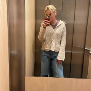 Stickad kofta  - Snygg stickad kofta säljer för att den inte kommer till användning 16% Wool och 14% alpacka 