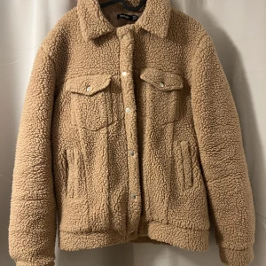 Oversize Teddy jacka från Boohoo - Beige/brun Teddy jacka från boohoo. Oversized passform, jätte varm och skön. Storlek 36, knappt använd.