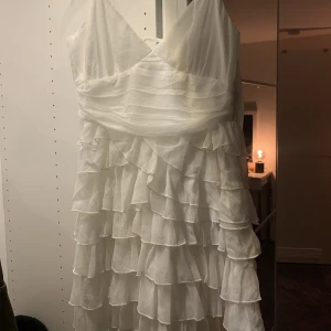 Studentklänning - En jätte fin studentklänning från NA-KD. Aldrig använd. Säljer då den är för liten🫶🏼