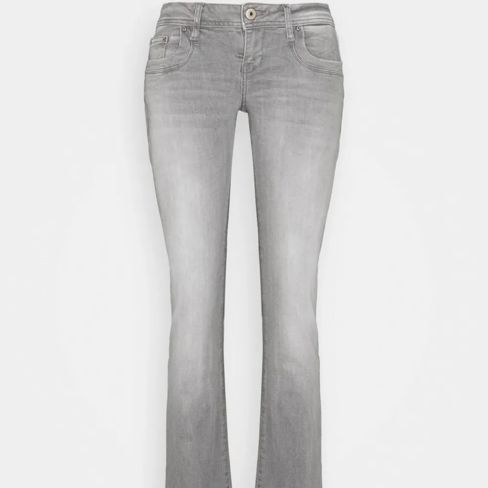 Säljer mina drömmiga Ltb Valerie jeans då de tyvärr var för stora på mig. Strl 28x34, näst intill omöjliga o få tag på då de säljer slut jättesnabbt! Endast testade🤍. Jeans & Byxor.