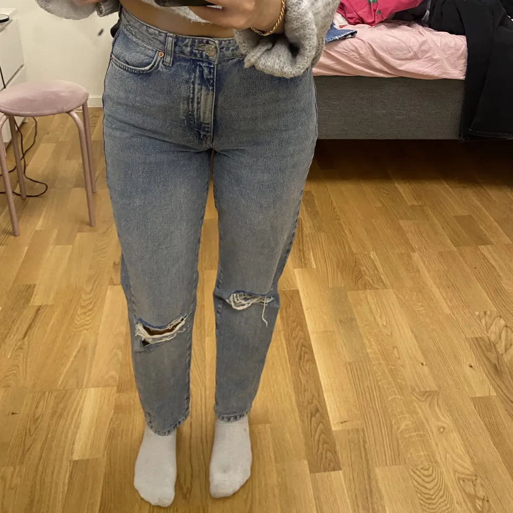 Säljer dessa mom jeans med hål från Gina tricot. Storlek 34💙. Jeans & Byxor.