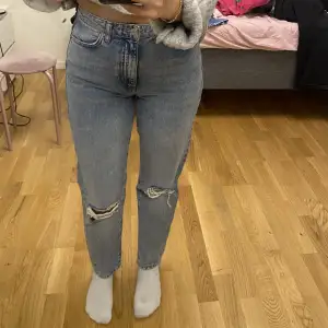 Säljer dessa mom jeans med hål från Gina tricot. Storlek 34💙