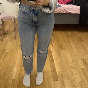 Jeans - Säljer dessa mom jeans med hål från Gina tricot. Storlek 34💙