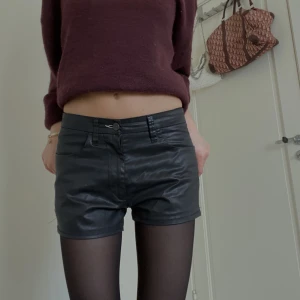Skinnshorts  - Helt stårt snygga lågmidjade skinnshorts från Acne❤️ 