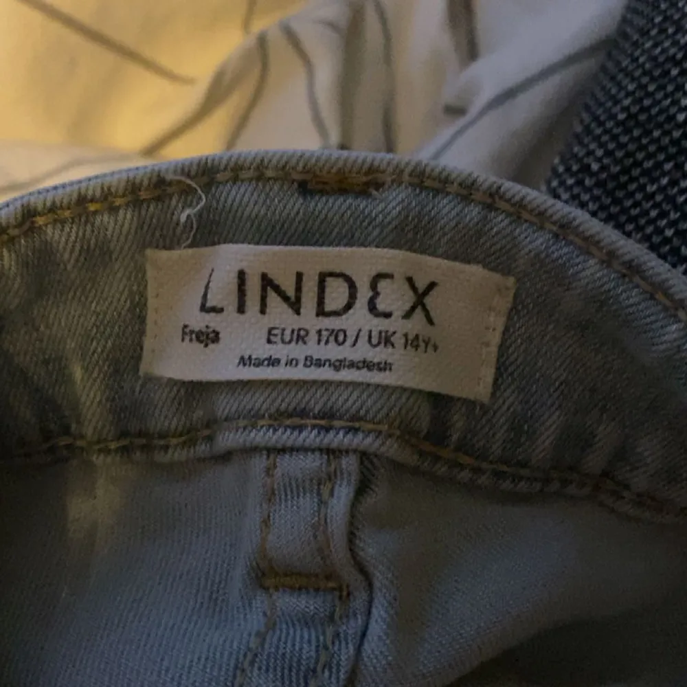 Säljer dom här jeansen från Lindex passar mig som är 162 kan prata om priset. Jeans & Byxor.