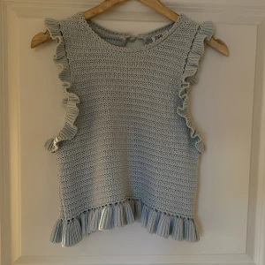 Stickad topp från Zara - En supergullig ljusblå blus från Zara, endast använd ett fåtal gånger men ser ut som ny! I strl S🩵