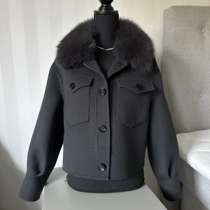 Meotine liknande jacka strl S - Otroligt fin Meotine-liknande jacka, använd max 5 gånger så i jättefint skick! Tyget är en blandning av ull och kashmir, supersnygg grå färg med äkta pälskrage💞