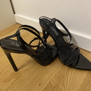 Klackar - Säljer helt nya klackskor från boohoo, storlek 37, klackhöjd 11🖤