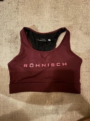Sport-bh - Säljer sportbh från Röhnisch i vinröd/lila färg! Superskönt material - saknar ilägg  Finns möjlighet att mötas upp i Stockholm!