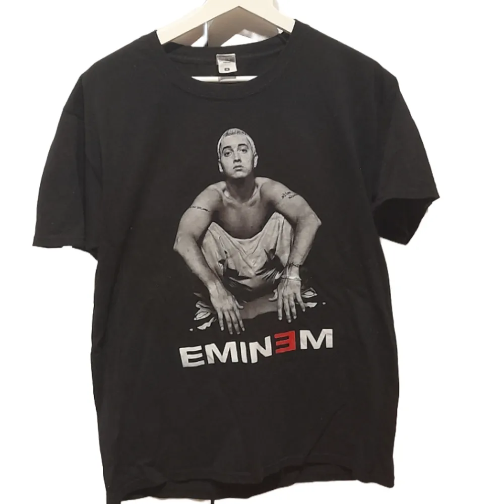 En riktigt fet Eminem tröja i mycket bra skick. T-shirts.