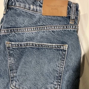 Mörkblåa jeans från Gina Tricot - Jättesnygga blåa jeans från Gina tricot i storlek 38.Utsvängda i benen. Inga märken/skador. Skriv gärna om ni har några frågor eller funderingar💕