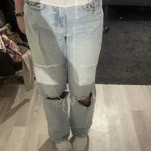 Fina jeans med två slitningar🤗 använder aldrig och är i bra skick!! Skriv för flera bilder🙏🏻 Köptes för 600 säljer för 189